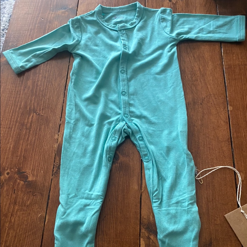 Brand new Kyte Baby Button footie onesie newborn